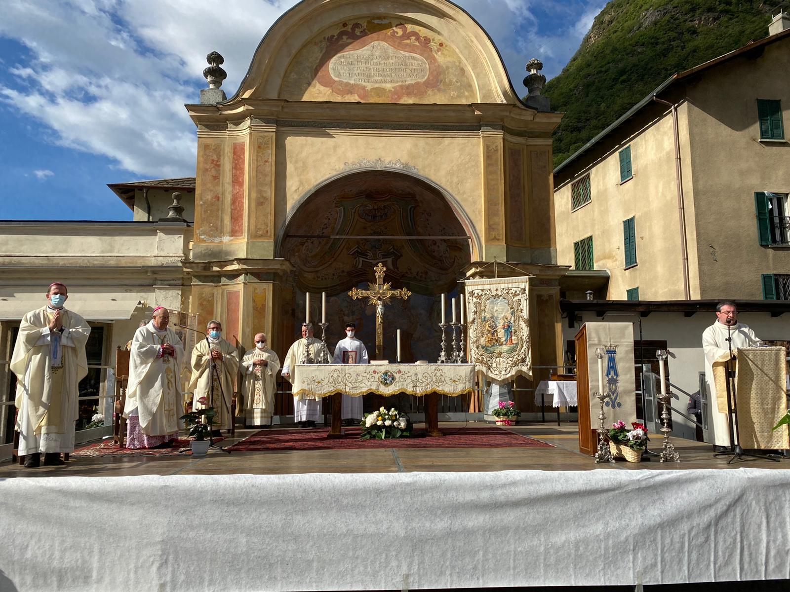 Il Vescovo Oscar e i presbiteri celebrano l'Eucaristia al Santuario di Tirano