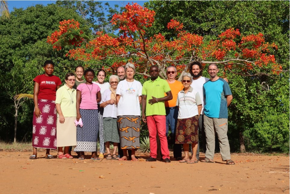 L'équipe pastorale di Chipene di cui don Filippo Macchi ha fatto parte nei suoi primi mesi in Mozambico. Suor Maria De Coppi è la seconda da sinistra